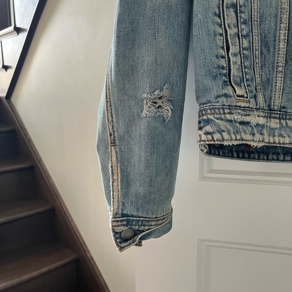 American Eagle Distressed Jean Jacket - Picture 4 of 5